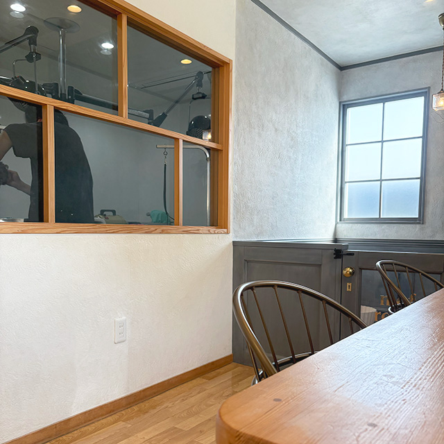 ガラス張りのトリミングルーム